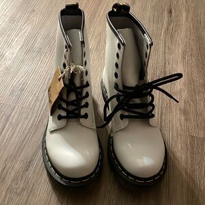 NWT Dr. Martens - white boots - Size - 5 US L